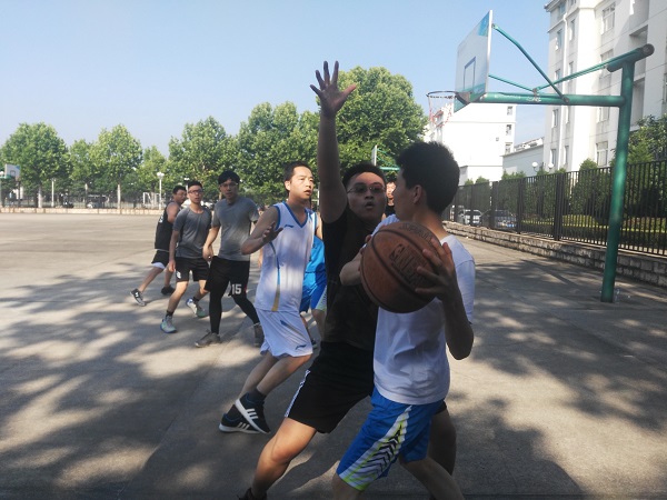 禁漫天堂
举行欢送2018届毕业生师生篮球赛