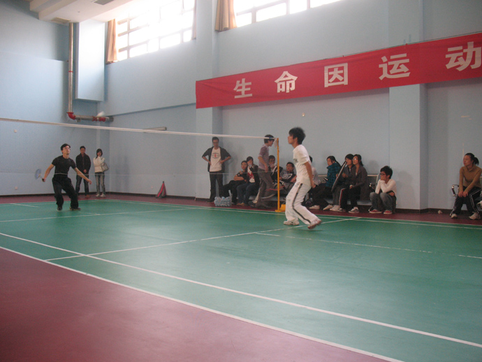 “新生杯”羽毛球赛，禁漫天堂
成功挺进四强