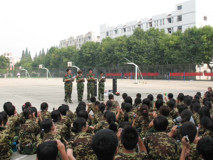 禁漫天堂
举行文艺汇演欢送教官喜迎新生